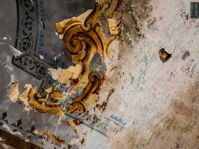 ...desolazione rotta dal soffitto, che conserva una decorazione dorata, testimonianza di una gloria ormai lontana